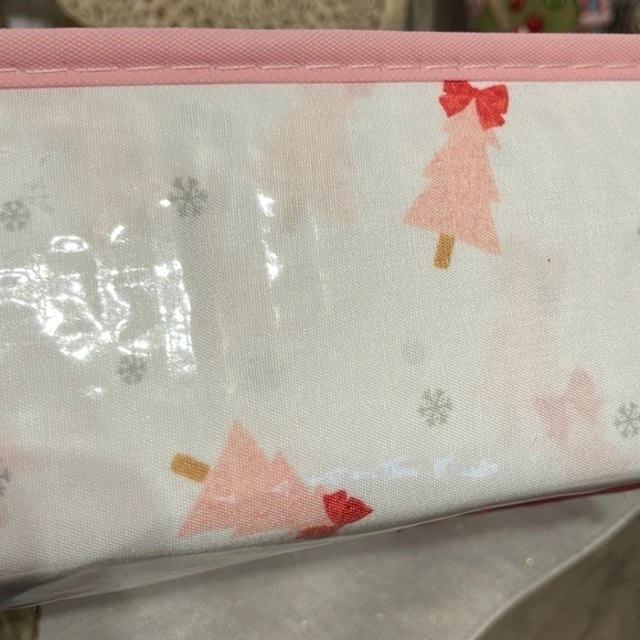 NEW! BETSEY JOHNSON QUEEN SIZE PINK CHRISTMAS TREES WITH BOWS SHEET SET - Picture 6 of 7